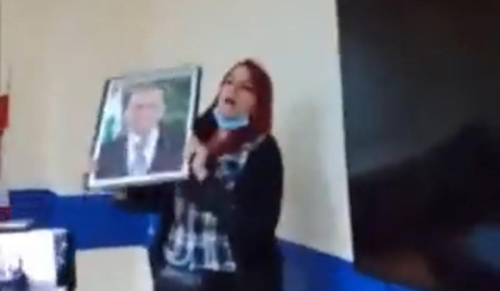 تحطيم صورة رئيس الجمهورية في وزارة الطاقة
