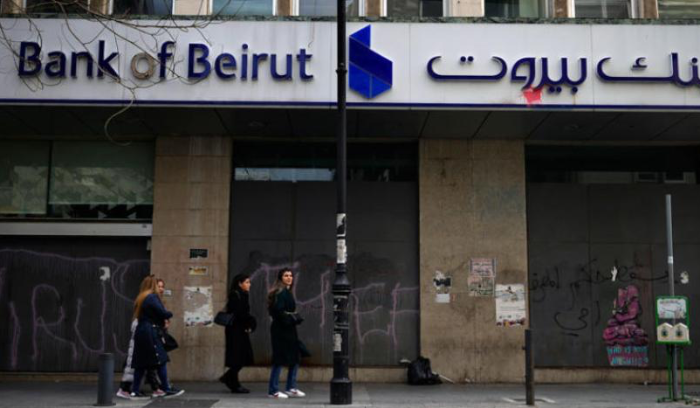 إضراب مصارف لبنان يفاقم الصعوبات... وبارقة في مفاوضات «النقد الدولي»
