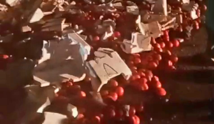 انقلاب شاحنة دخلت من سوريا إلى لبنان... ما هي حمولتها؟