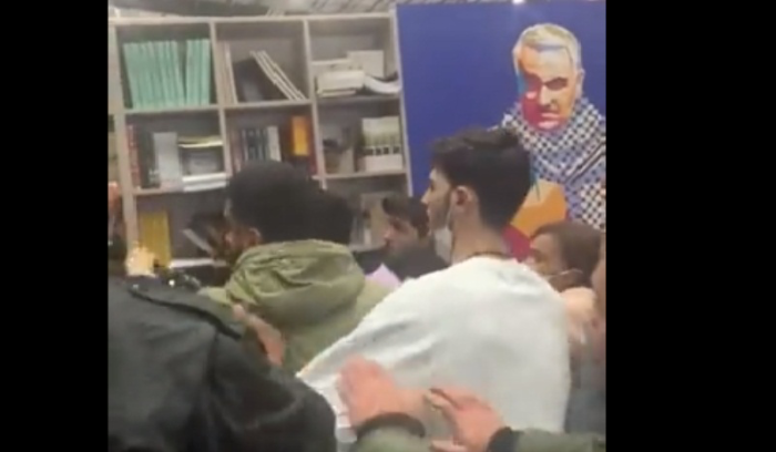 بالفيديو - الاعتداء على ناشطين في معرض بيروت الدولي للكتاب... والسبب سليماني!