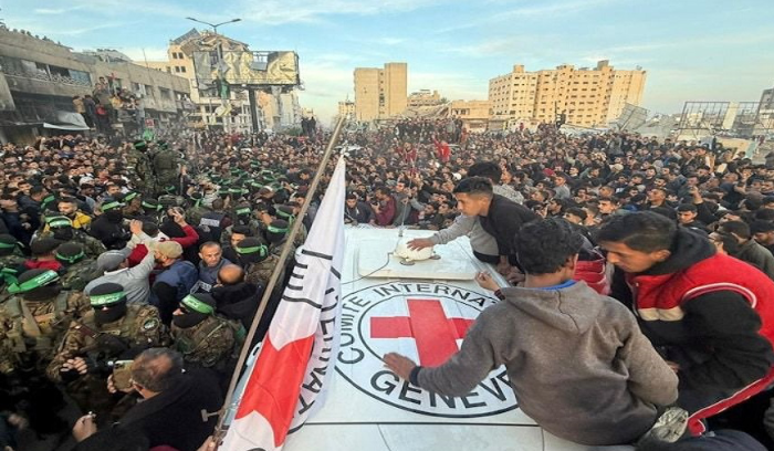 إسرائيل تتسلم أول 3 رهينات ضمن اتفاق التبادل