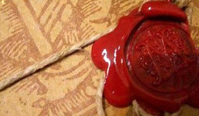 ختم سوبرماركت بالشمع الأحمر في مجدليون