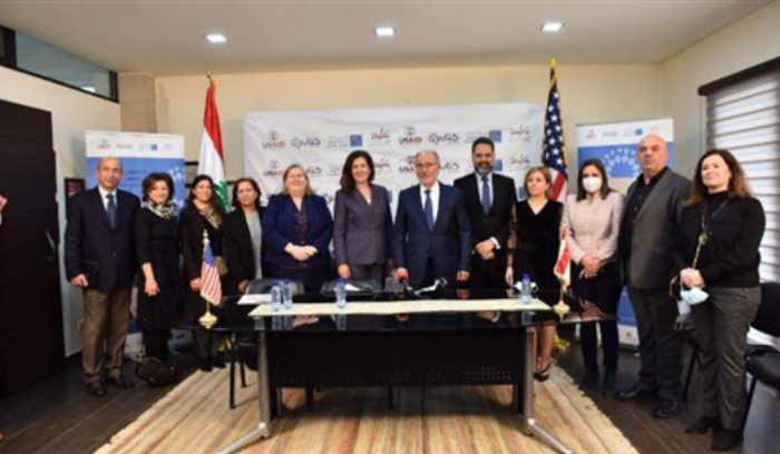 الحلبي وشيا أطلقا عملية تسليم حصص غذائية أميركية لأسر تلامذة