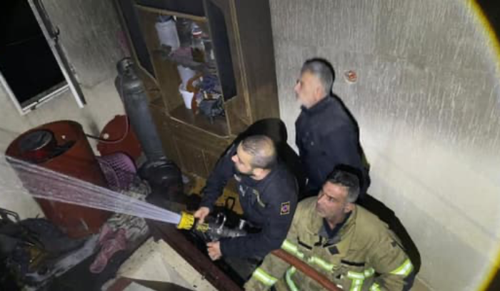 إخماد حريق داخل منزل