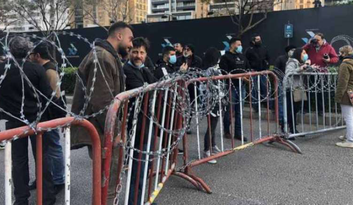 «انتفاضة تويترية» ضدّ معادلته واحتجاج شعبي أمام منزله<br />
ميقاتي مِن على «كرسي فوربس» يدعو اللبنانيين «بدنا نتحمّل بعضنا»