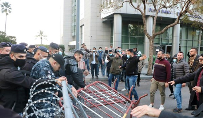 مصادر: لا «تهريبة» للتعيينات والموازنة بل تأكيد لصلاحيات رئيس الحكومة<br />
«صفقة» هوكشتاين.. عون يعلن الموافقة على النقطة الـ 23 ويستبعد الـ29 ويمهد لتأجيل الانتخابات: ليس لدينا مال