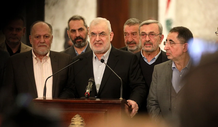 محاولاً فرض خريطة طريق للتعاطي المستقبلي معه<br />
ثنائي 