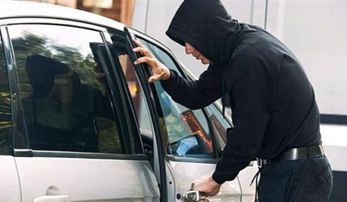 استدراجاه وسلباه بطاريات عند مفرق بلدة الخضر