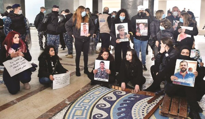 معلومات عن نواة لائحة في دائرة بيروت الثالثة برئاسة نواف سلام.. وغضب أهالي ضحايا انفجار «المرفأ» ينفجر داخل قصر العدل<br />
«صفقة» هوكشتاين بين مقايضة «الترسيم» وتأجيل الانتخابات!