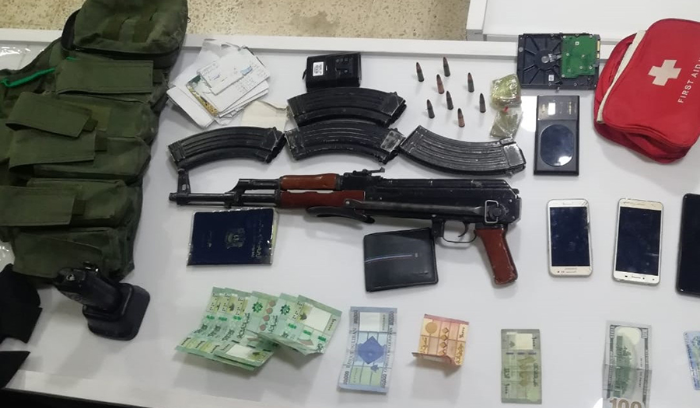 دهم منازل مطلوبين وتوقيف متورّط في جريمة بتدعي