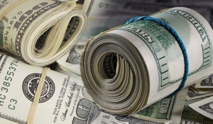 على أي سعر يتم التداول بالدولار؟