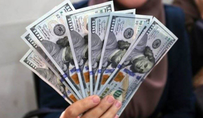 على أي سعر يتم التداول بالدولار؟