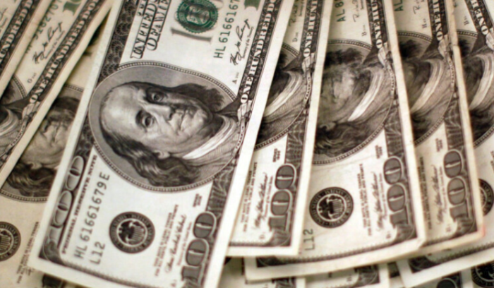 على اي سعر يتم التداول بالدولار؟