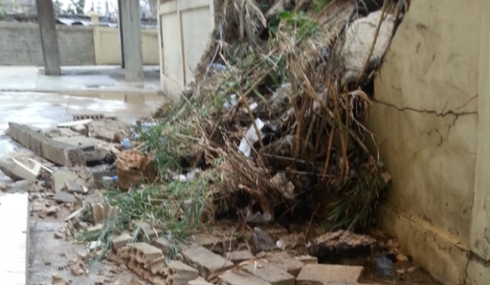 إنهيار حائط طريق في المنية بسبب السيول