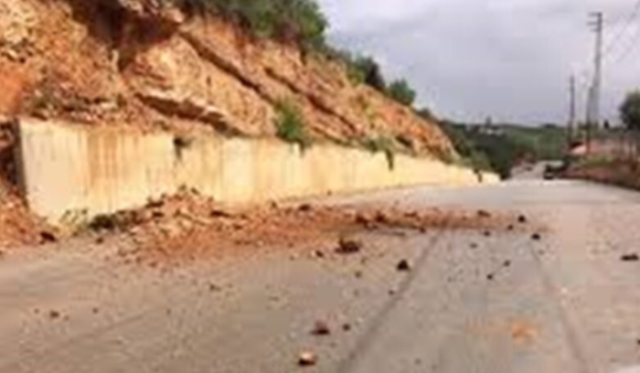 السيول تسببت بانهيار صخري على طريق الضنية ـ المنية