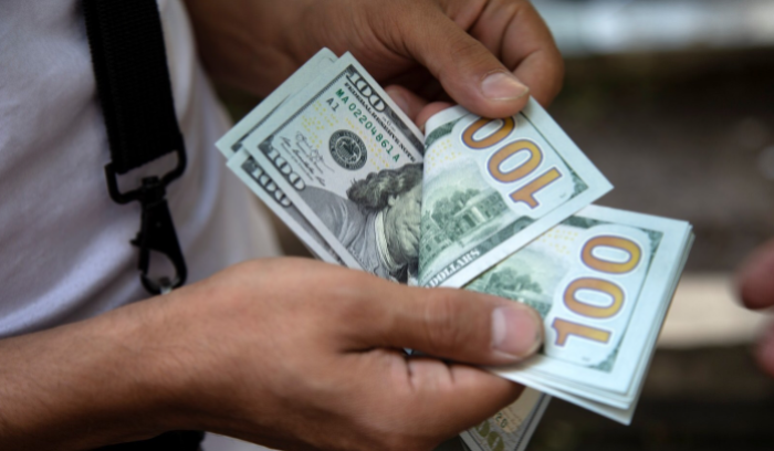 على أي سعر أقفل الدولار؟