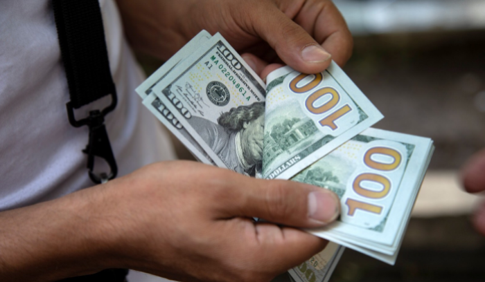 على أي سعر أقفل الدولار؟