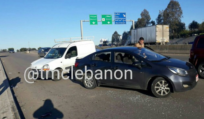 جريح في تصادم 4 سيارات على طريق المطار