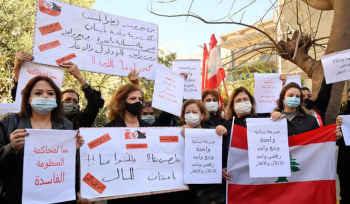 لبنان: الدولار «السياسي» يطيح بمفاعيل التدابير النقدية<br />
البنك «المركزي» ينذر بشطب رخص 188 صرافاً