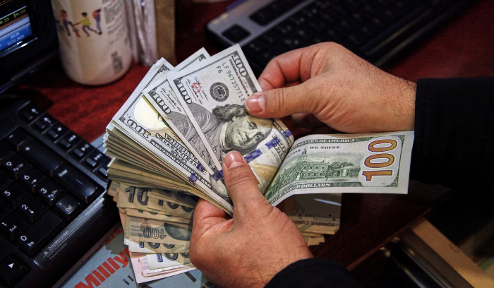 على أي سعر يتم التداول بالدولار؟