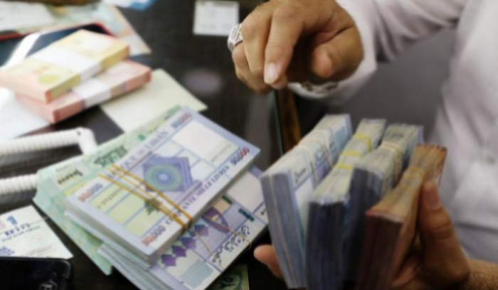 على أي سعر يتم التداول بالدولار؟