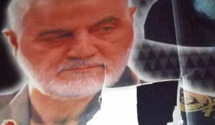 تمزيق صورة  لقاسم سليماني في دوار الاميركان في صيدا