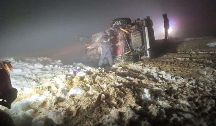 تدهور سيارة بداخلها سيدتين و٥ أطفال على طريق صنين
