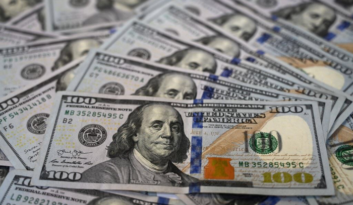 على أي سعر يتم التداول بسعر صرف الدولار؟