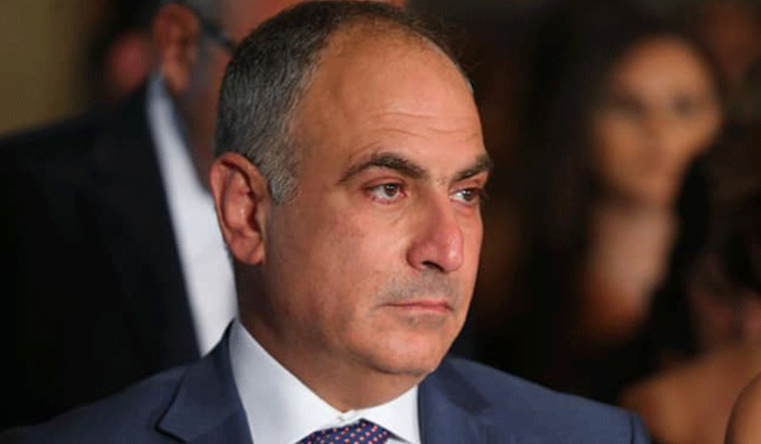 أسود: “التفاهة لازم توقف.. ما في مفكر ولا ساجد ولا ناسك”