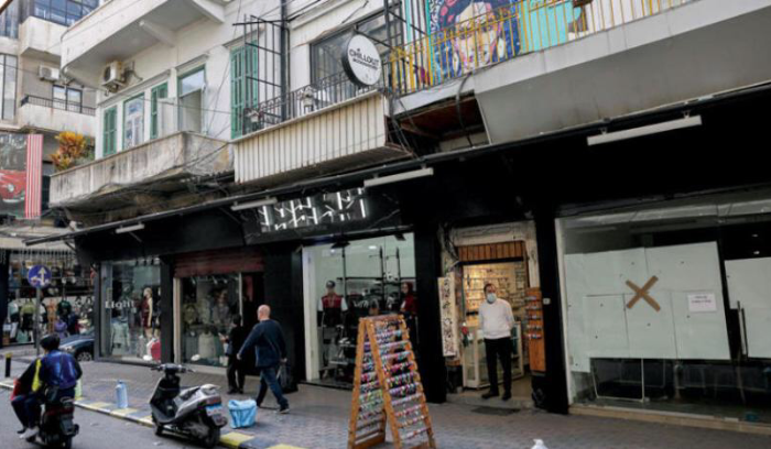 لبنان يودّع سوق الموضة... وإقفال أكثر من 12 ألف متجر لبيع الملابس والأحذية<br />
تحول نحو التجارة عبر التطبيقات الإلكترونية