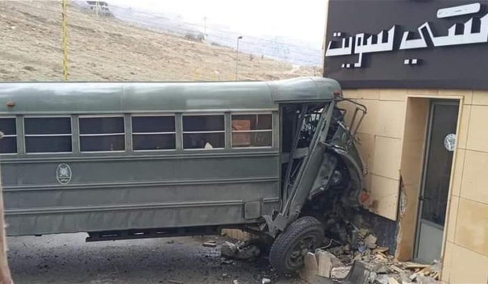 حافلة للجيش تصطدم بحائط ووقوع جرحى