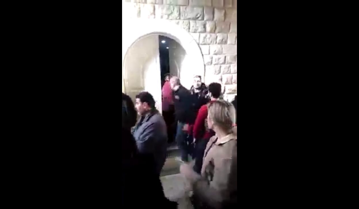 بالفيديو - تعرض سوريين لمطرانية الكاثوليك في زحلة