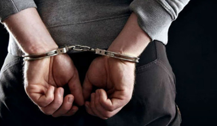 توقيف ثلاثة أشخاص أثناء محاولتهم تهريب سيارتين مسروقتين