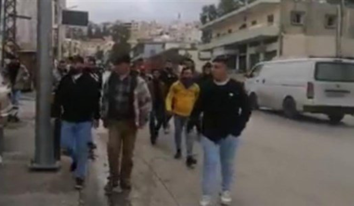 محتجون اقفلوا محال صيرفة في حلبا رفضت تصريف المئة دولار القديمة
