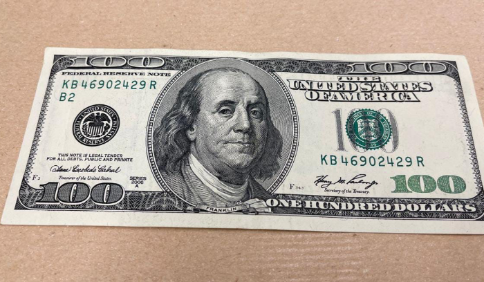 على أي سعر أقفل الدولار؟
