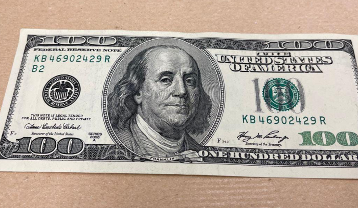 ما حقيقة رفض  التداول بالطبعة البيضاء من فئة 100 دولار ؟