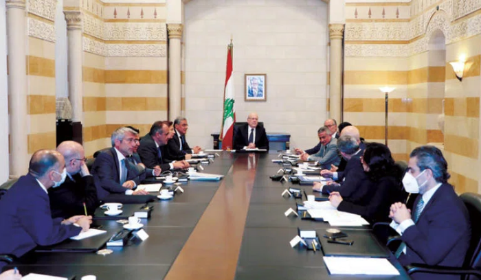 اجتماعات حكومة لبنان معلقة على «التسويات بالبرلمان»<br />
الأزمة المالية تفرض الدولار في التعاملات التجارية
