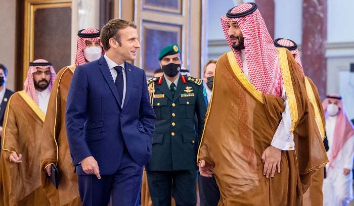 ماكرون يعبّد مساراً جديداً بين لبنان والخليج.. والحكومة أمام تحدي العودة