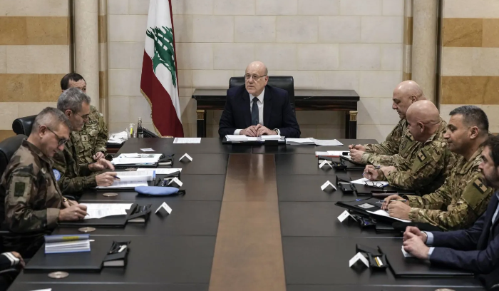 لبنان يتعامل بـ«جدية» مع تلويح إسرائيل بالبقاء جنوباً<br />
قاسم يهدد بالرد على الخروقات... ميقاتي يكثّف اتصالاته الدولية... ومصادر عسكرية تنفي إبلاغها بإرجاء الانسحاب