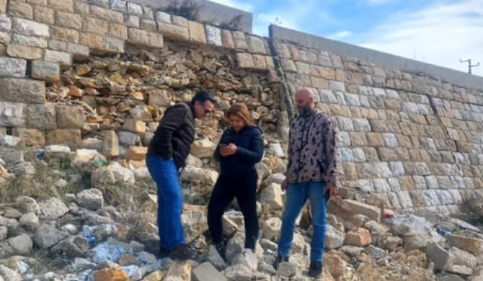 بعد انهياره جزئياً... حمية يتفقد حائط الدعم على طريق ضهر البيدر