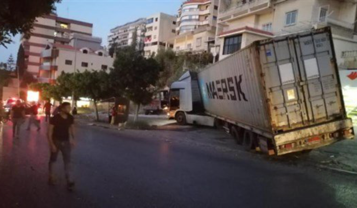 انفجار إطار شاحنة يتسبّب بقطع طريق