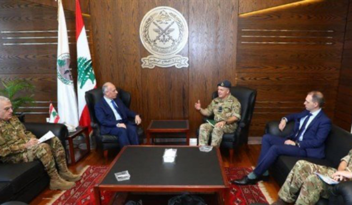 وزير الدفاع عرض مع كبير مستشاري وزارة الدفاع البريطانية لمجالات التعاون