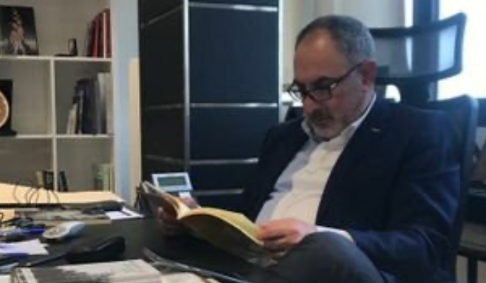 أسود: معقول بصور الأقمار الاصطناعية نشوف المال المنهوب كمان كيف بيتحول