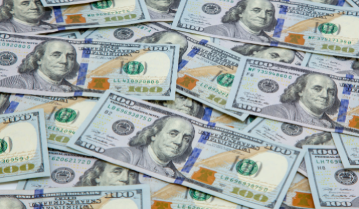 كيف يتم التداول بسعر صرف الدولار؟