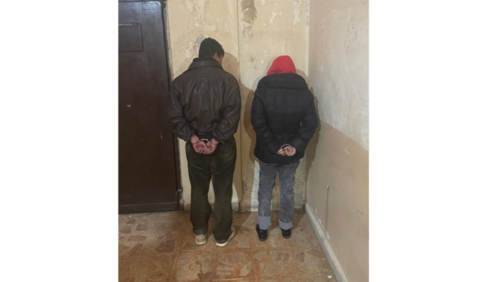 توقيف شخصين سرقا مالاً ومصاغًا ذهبية  من داخل أحد المنازل