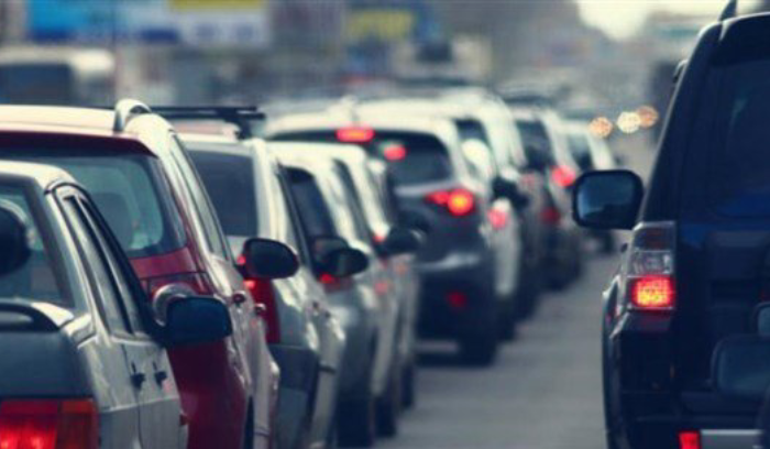 قطع أوتوستراد خلدة بالاتجاهين وزحمة سير خانقة