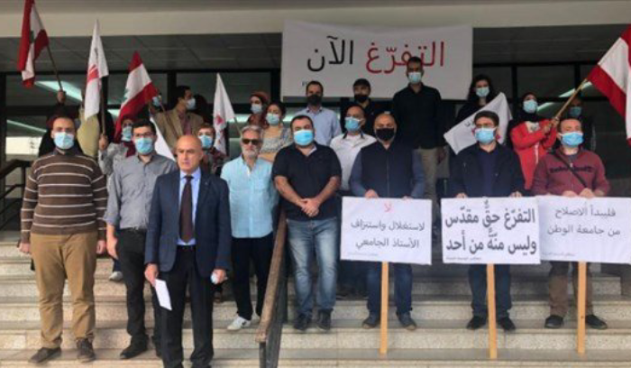 الأساتذة المتعاقدون مع 