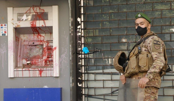 موظفو المصارف يعيشون أصعب مرحلة في تاريخ القطاع: إقفال فروع بالجملة وعمليات صرف غير مسبوقة... والآتي أعظم!