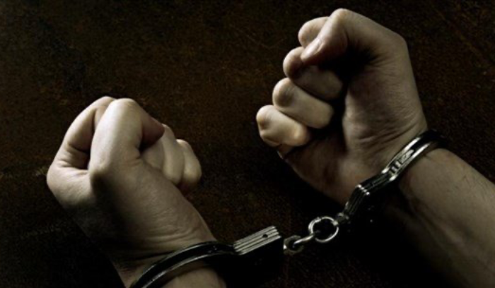 توقيف شخصين بتهم عدّة