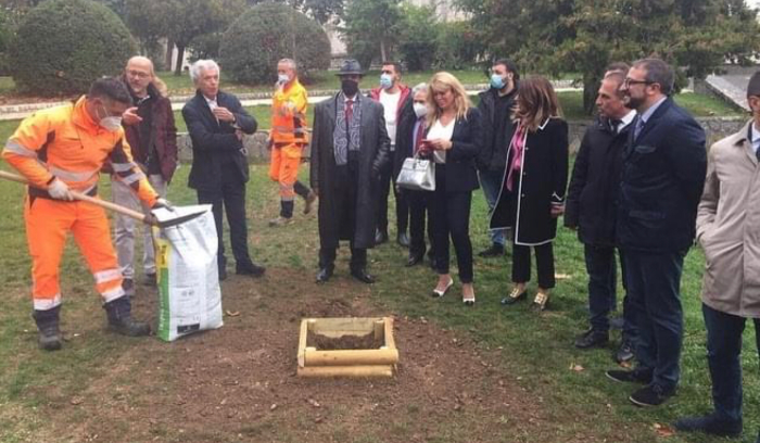 سفيرة لبنان تزرع أرزة في حديقة دي كاستيلو في لاكويلا الايطالية